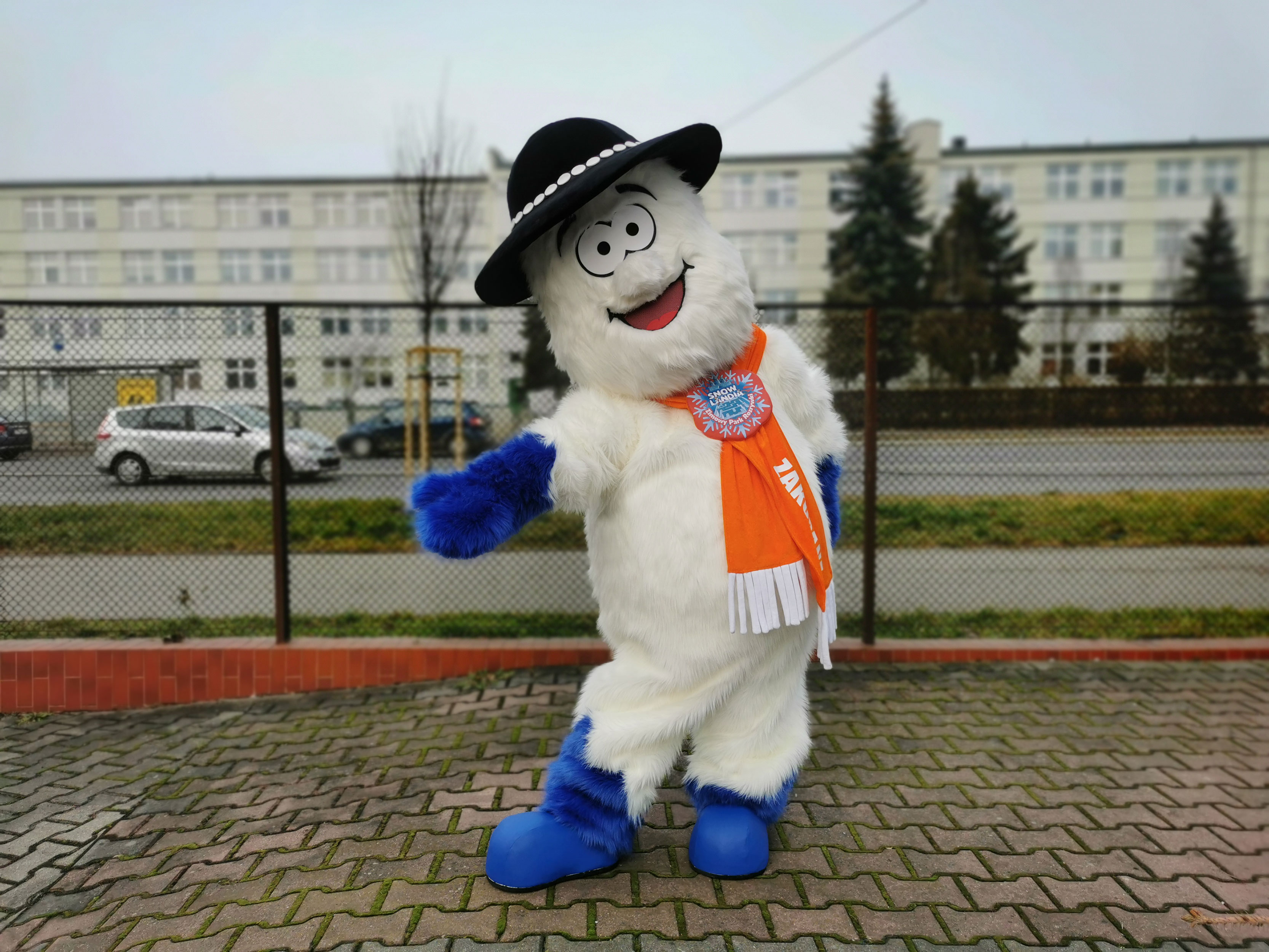 Na fotografii widnieje strój reklamowy bałwanek zaprojektowany przez firmę Elabika dla firmy Snowlandia Zakopane